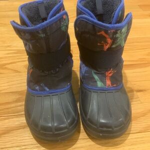 DINO PRINT. Toddler boy snow boots. The Children’s place brand. Size 9.